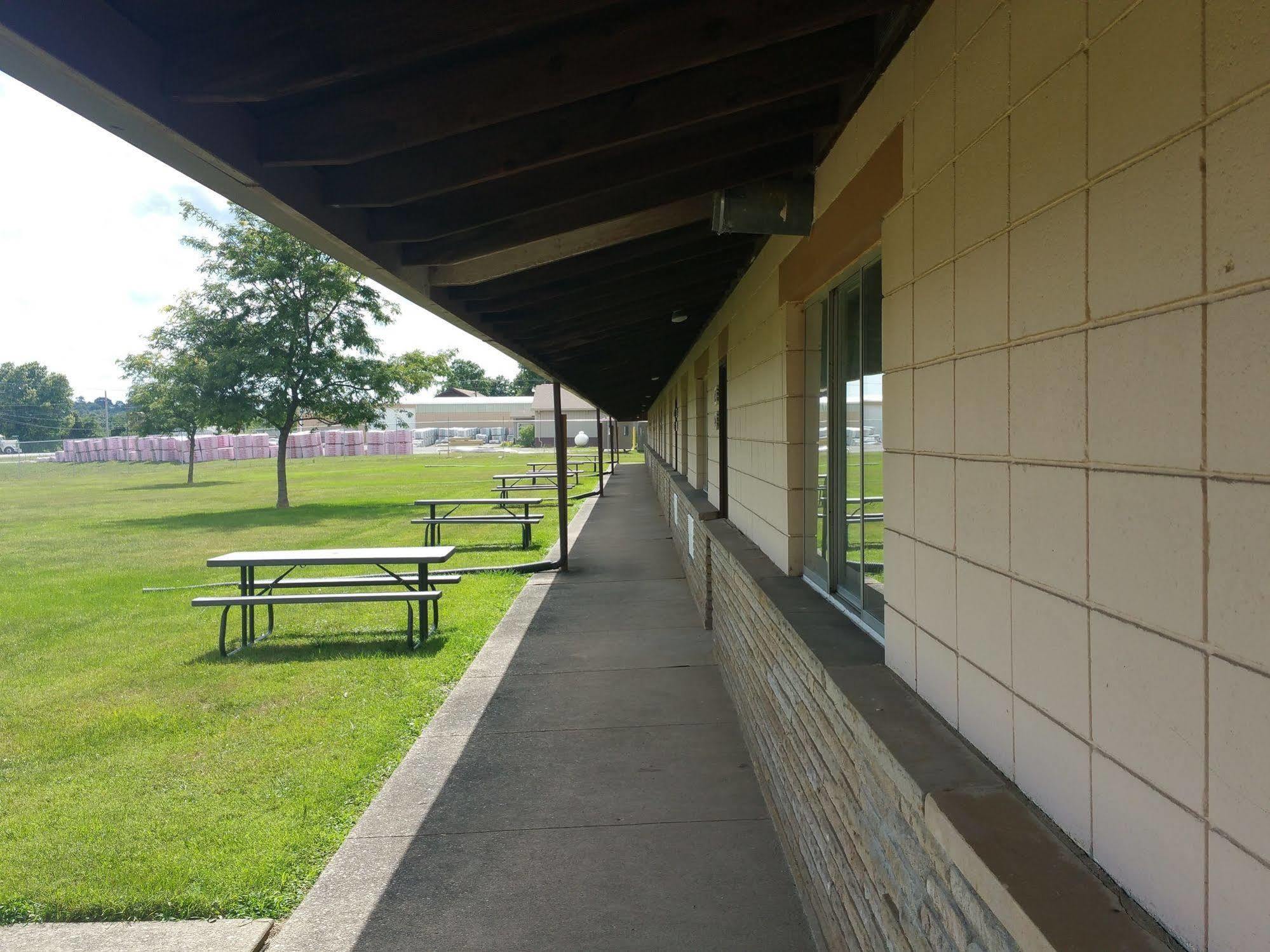 Norwich Baker'S Motel מראה חיצוני תמונה