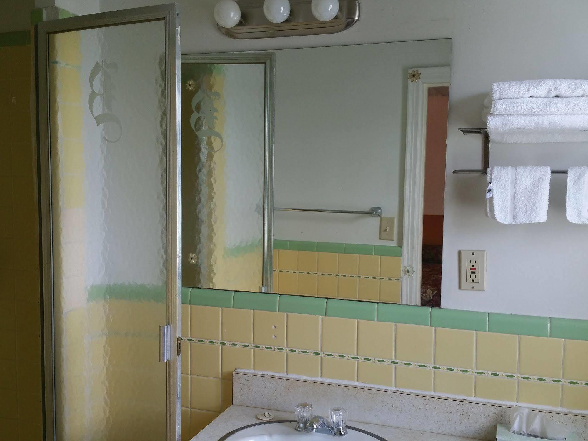 Norwich Baker'S Motel מראה חיצוני תמונה